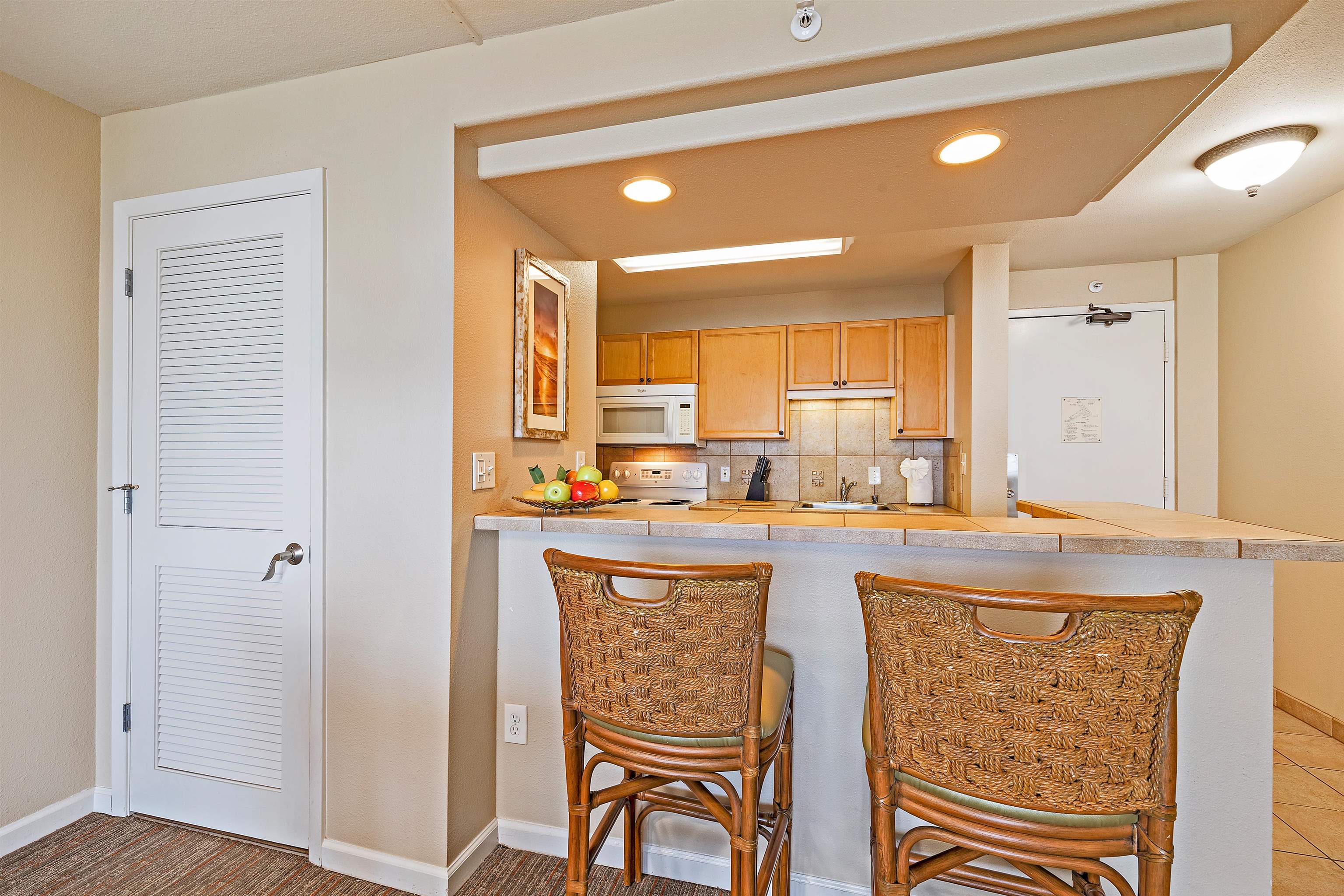 Valley Isle Resort condo # 1002B, Lahaina, Hawaii - photo 18 of 32