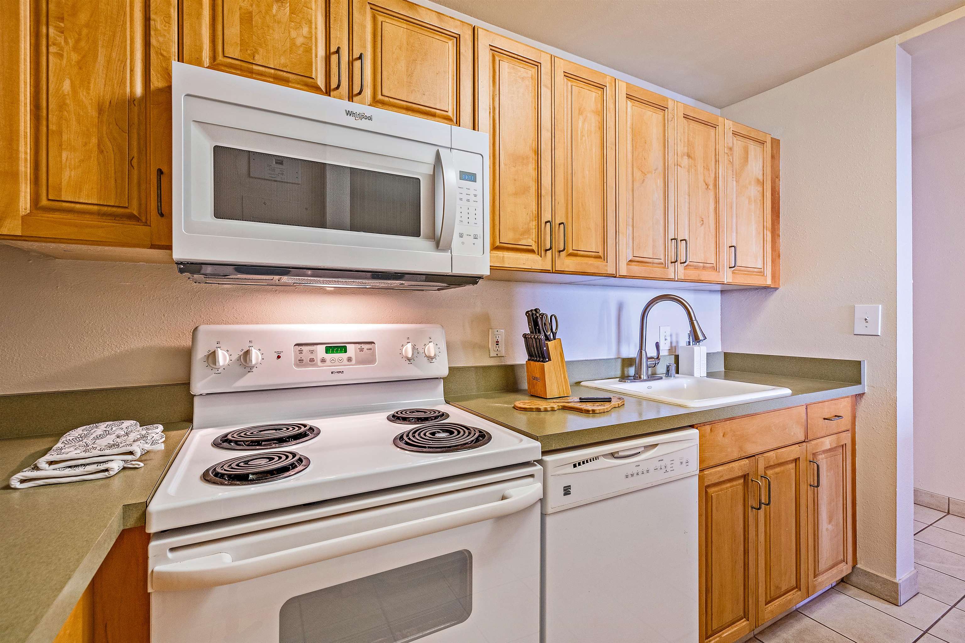 Valley Isle Resort condo # 1003B, Lahaina, Hawaii - photo 21 of 47