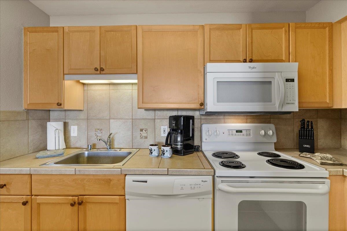 Valley Isle Resort condo # 1005B, Lahaina, Hawaii - photo 6 of 30