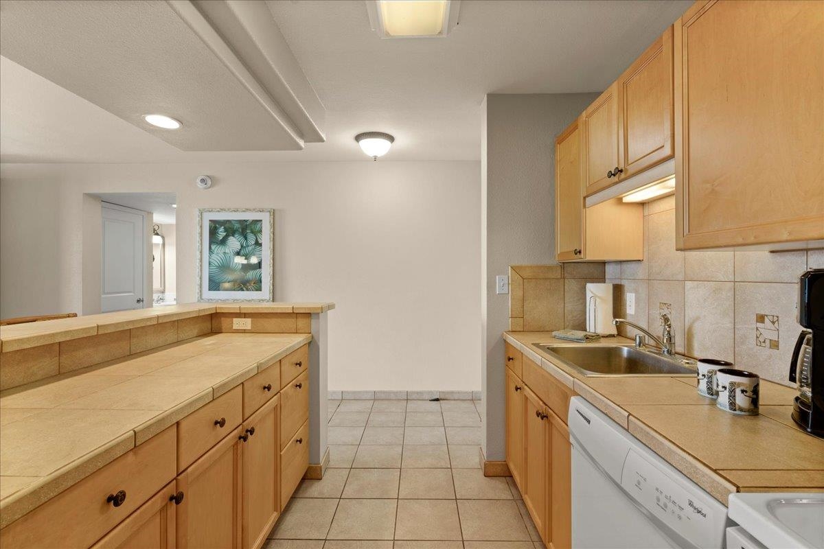 Valley Isle Resort condo # 1005B, Lahaina, Hawaii - photo 7 of 30