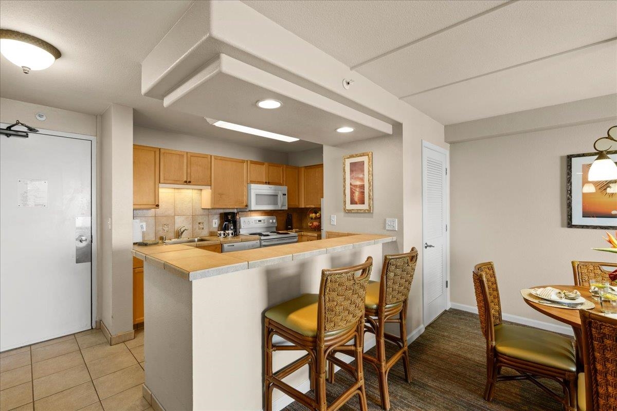 Valley Isle Resort condo # 1005B, Lahaina, Hawaii - photo 8 of 30