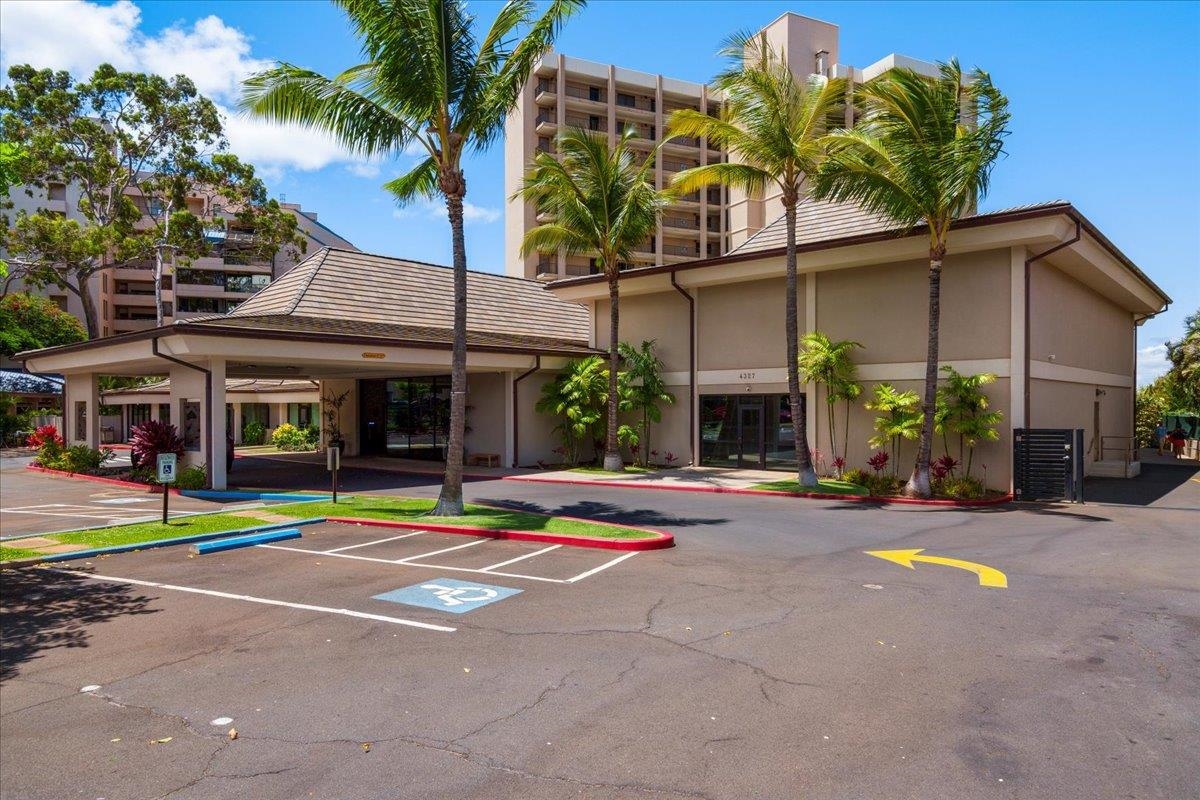 Valley Isle Resort condo # 706, Lahaina, Hawaii - photo 4 of 18