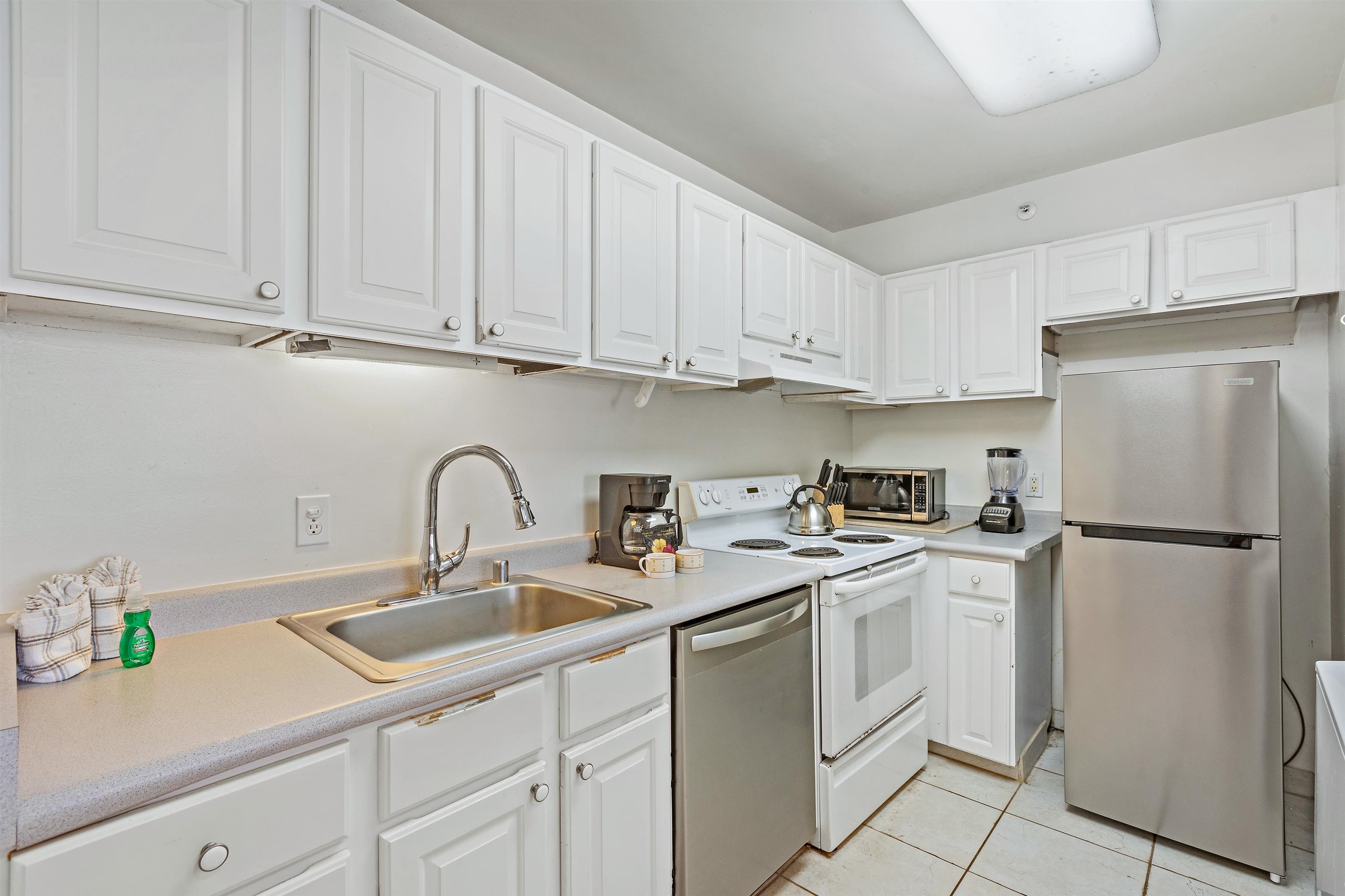 Valley Isle Resort condo # 808, Lahaina, Hawaii - photo 12 of 35