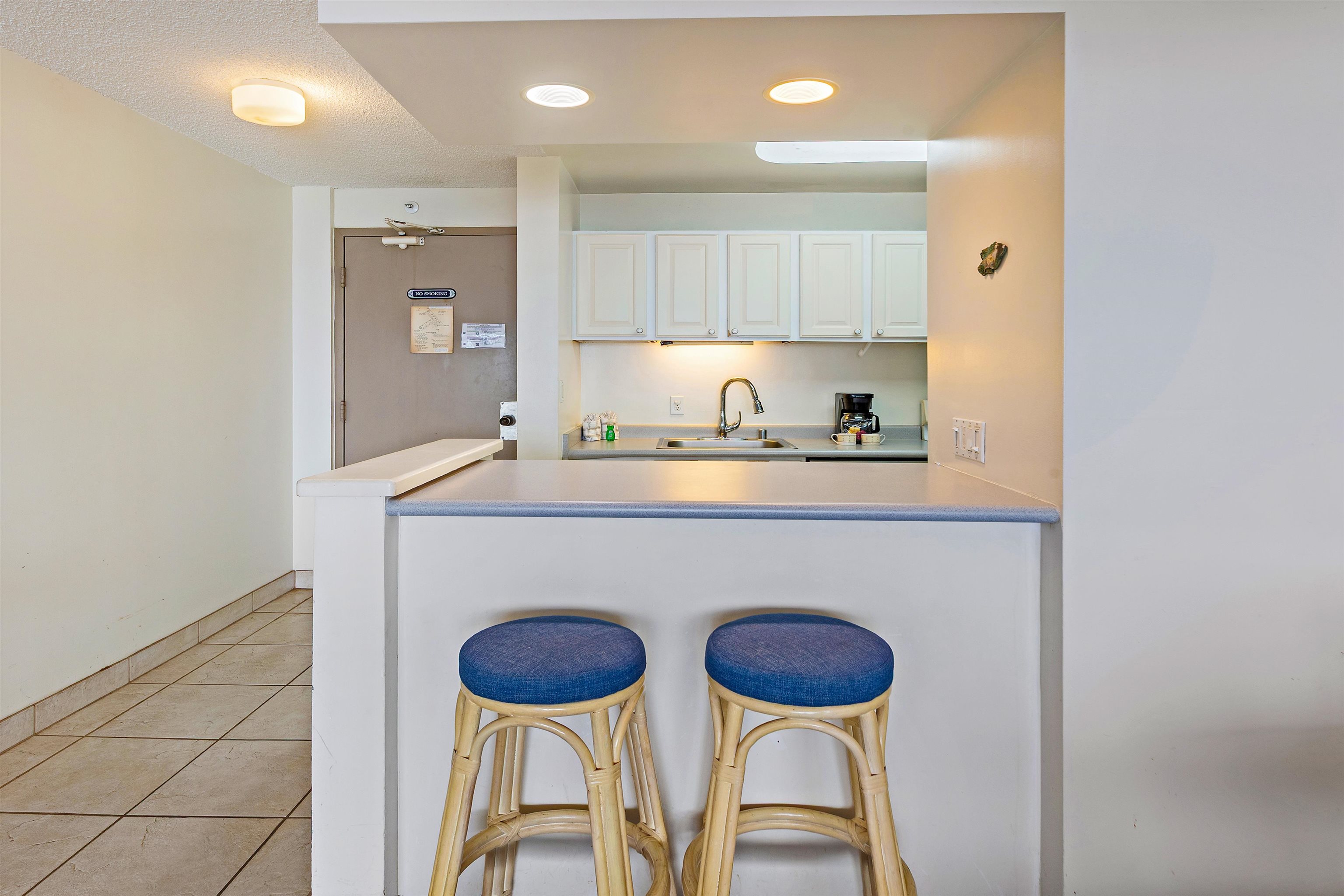 Valley Isle Resort condo # 808, Lahaina, Hawaii - photo 14 of 35