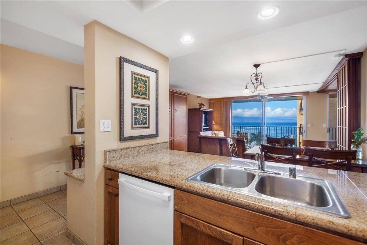 Hololani condo # B-401, Lahaina, Hawaii - photo 15 of 42