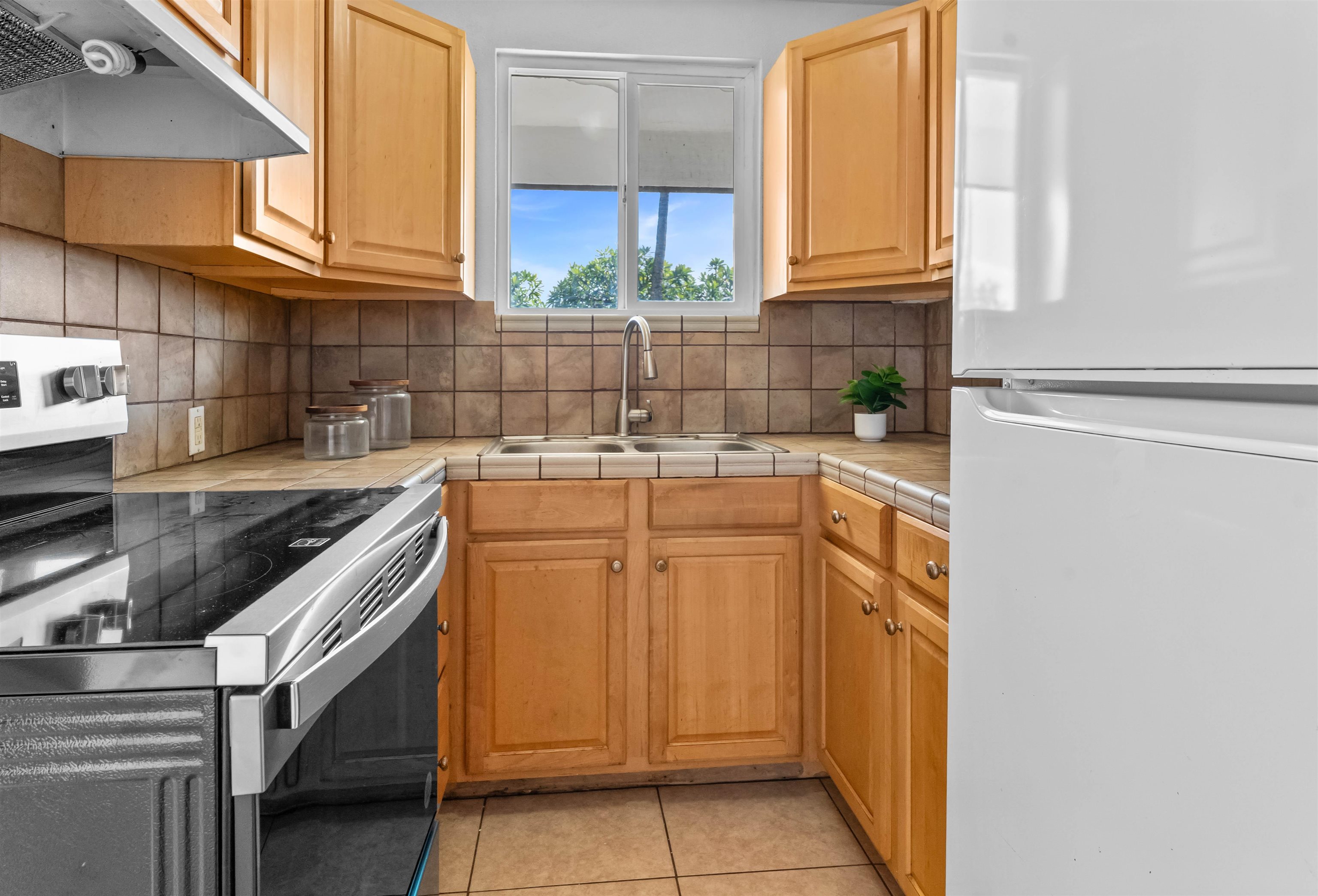 Puuone Gardens condo # 6, Wailuku, Hawaii - photo 3 of 17