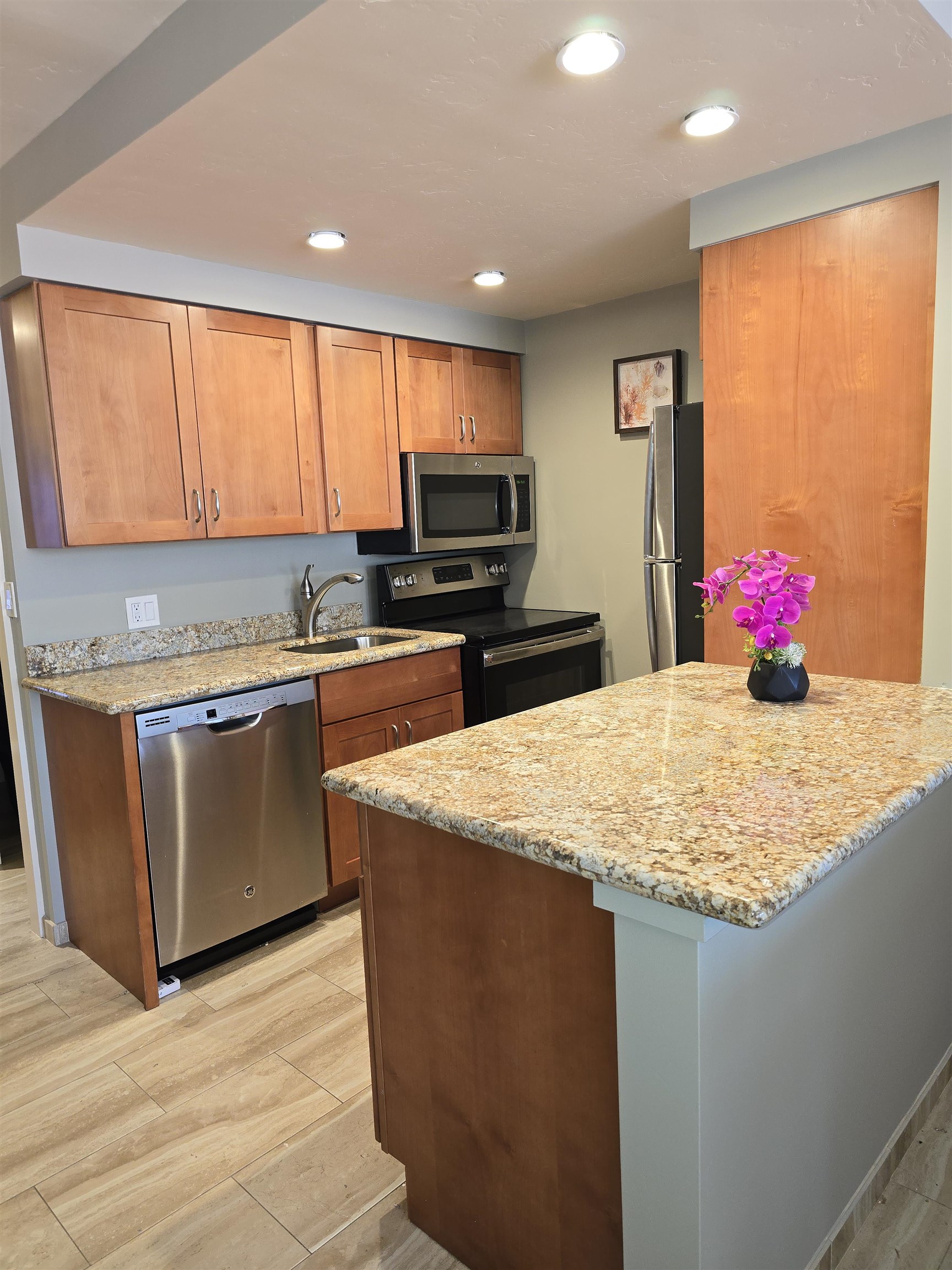 Lahaina Shores condo # 220, Lahaina, Hawaii - photo 6 of 23