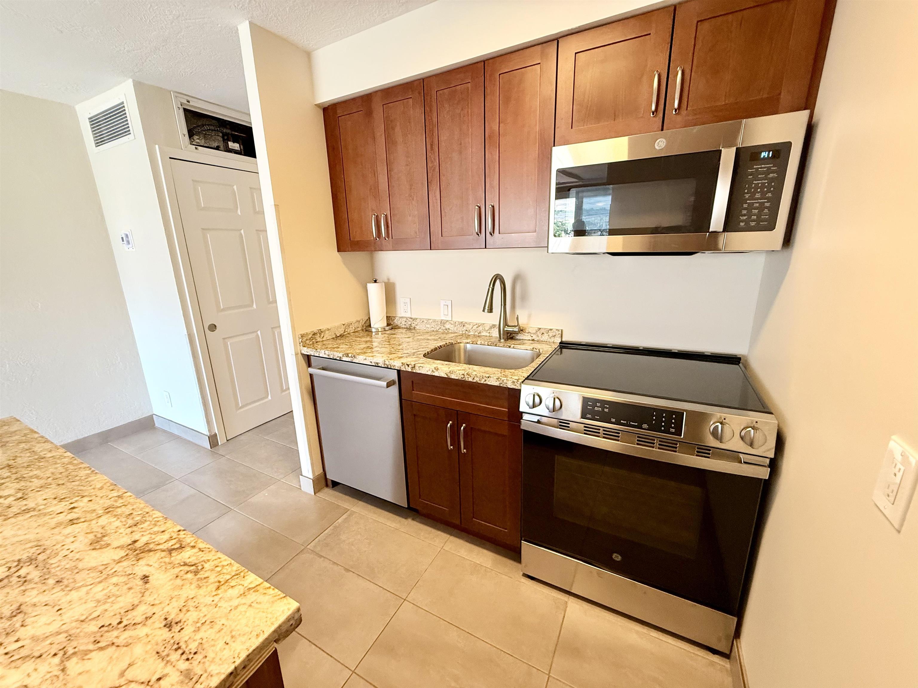 Lahaina Shores condo # 308, Lahaina, Hawaii - photo 4 of 40