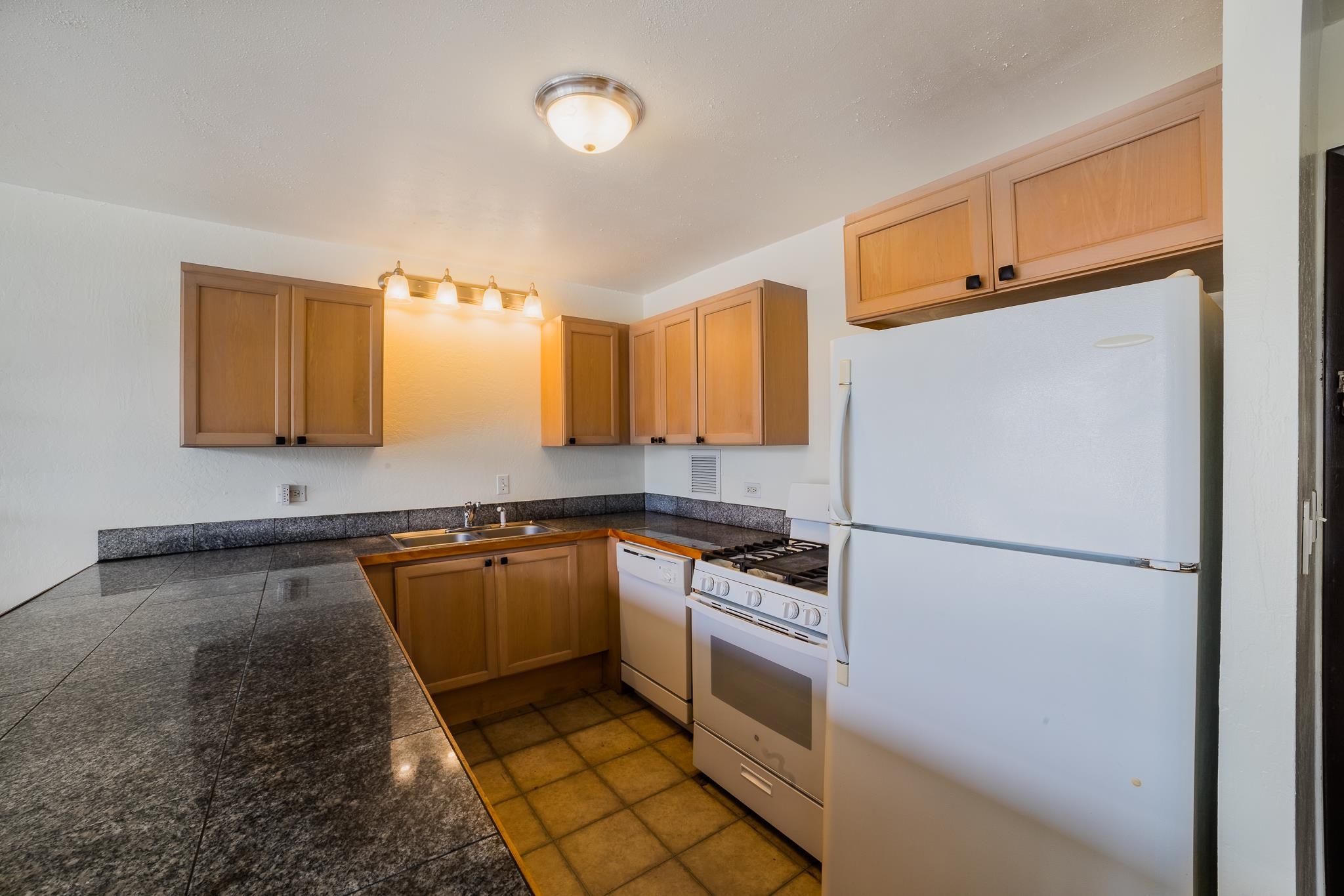 Puuone Terrace condo # 419, Wailuku, Hawaii - photo 4 of 16