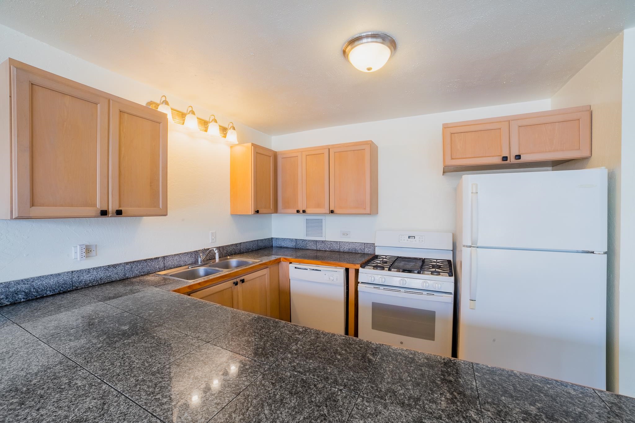 Puuone Terrace condo # 419, Wailuku, Hawaii - photo 5 of 16