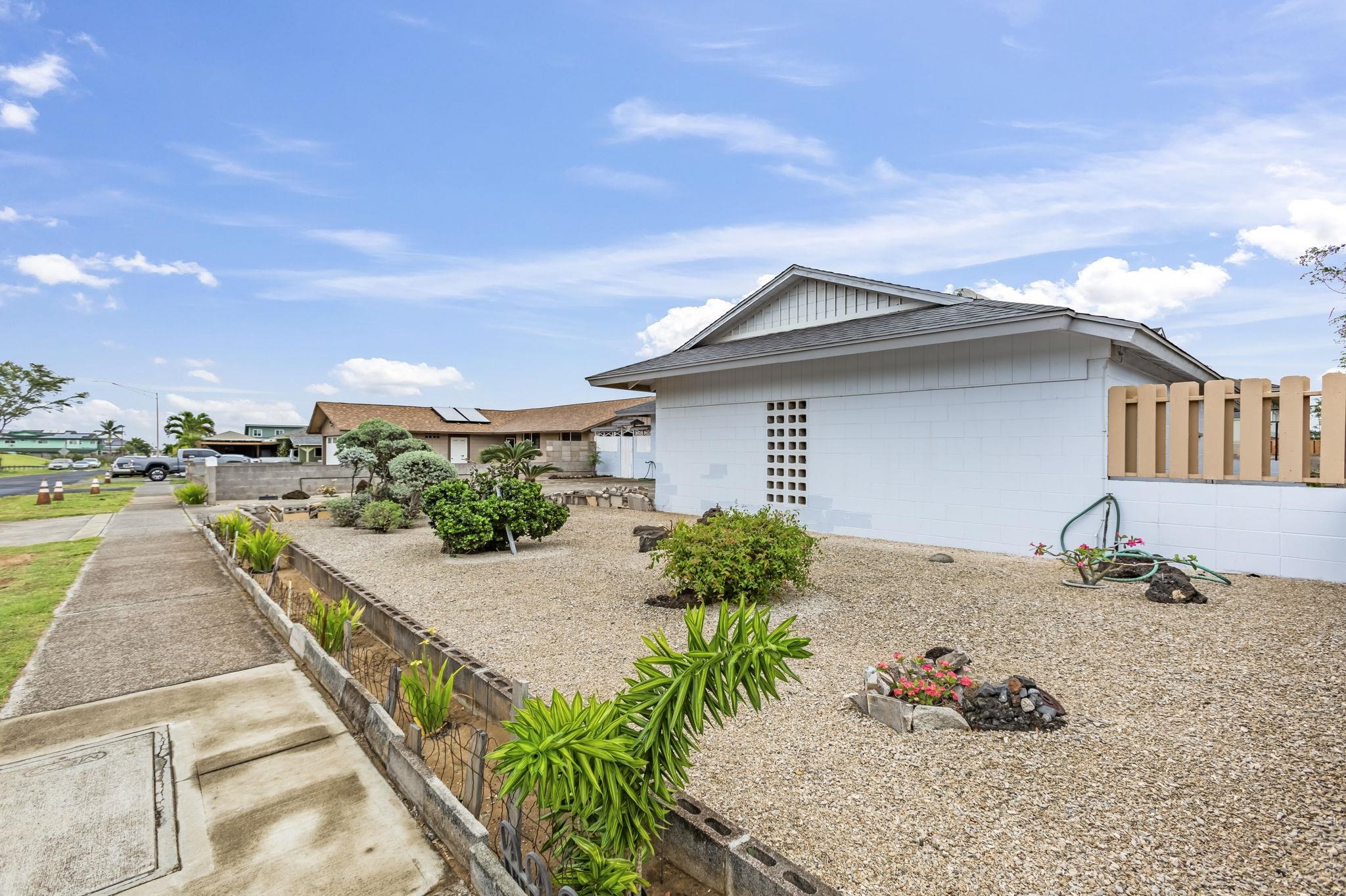 511  Kaulana St , Kahului home - photo 2 of 39