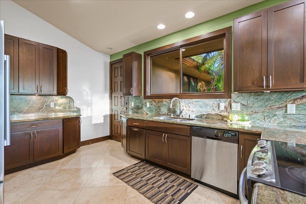 52  Lau Niu Way Launiupoko, Lahaina home - photo 12 of 48