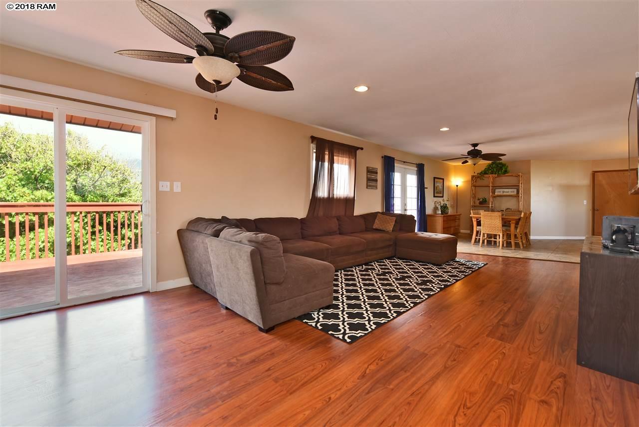 557  Kaikoo St , Wailuku home - photo 2 of 30