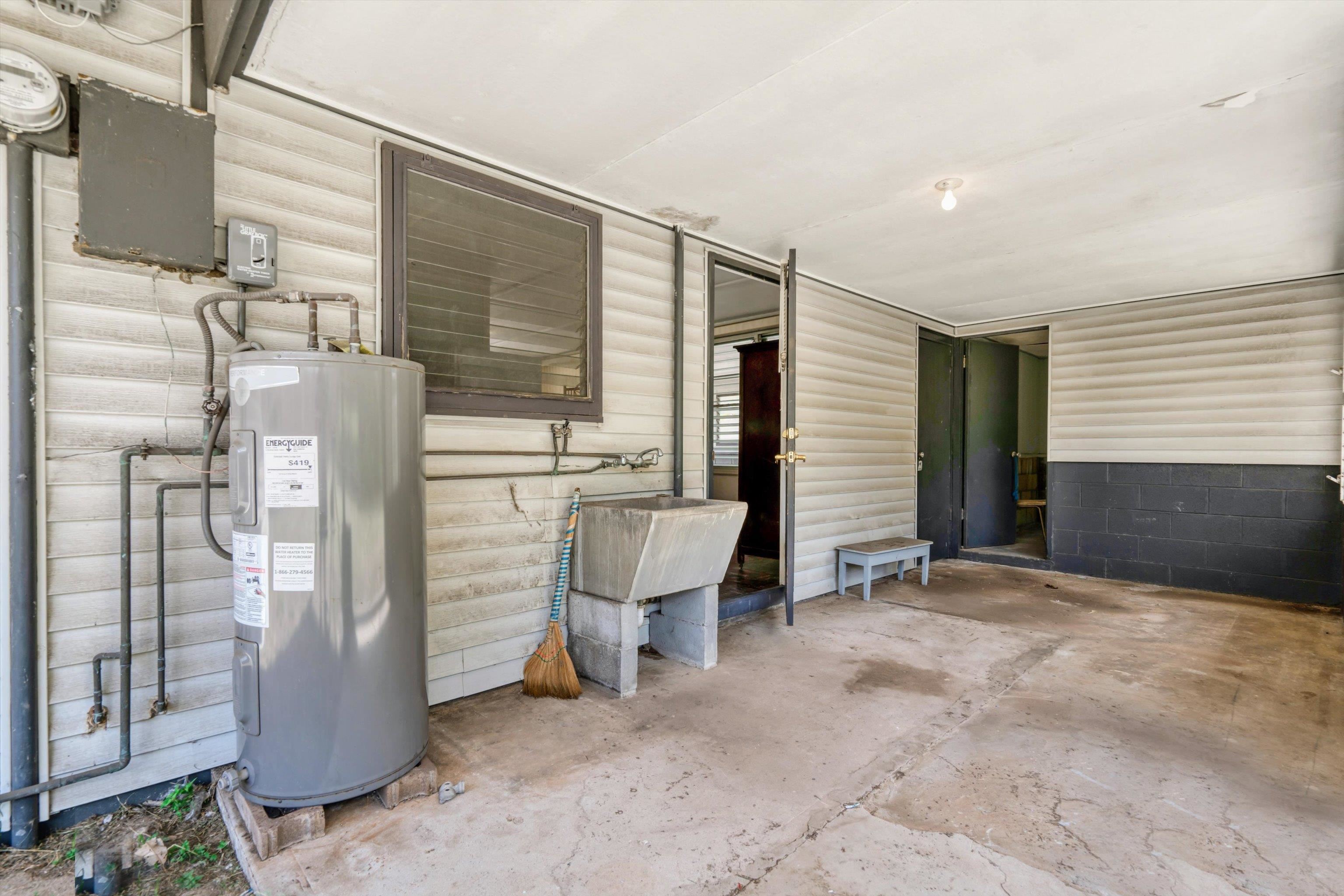 557  Maalo St , Kahului home - photo 21 of 39