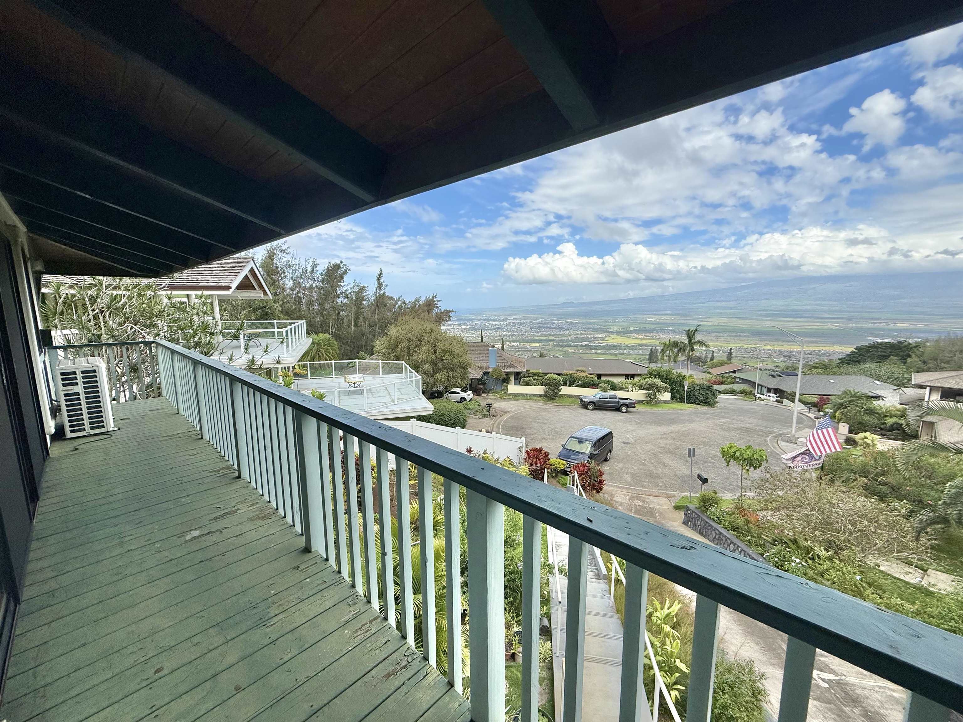 558  Polulani Dr , Wailuku home - photo 6 of 50