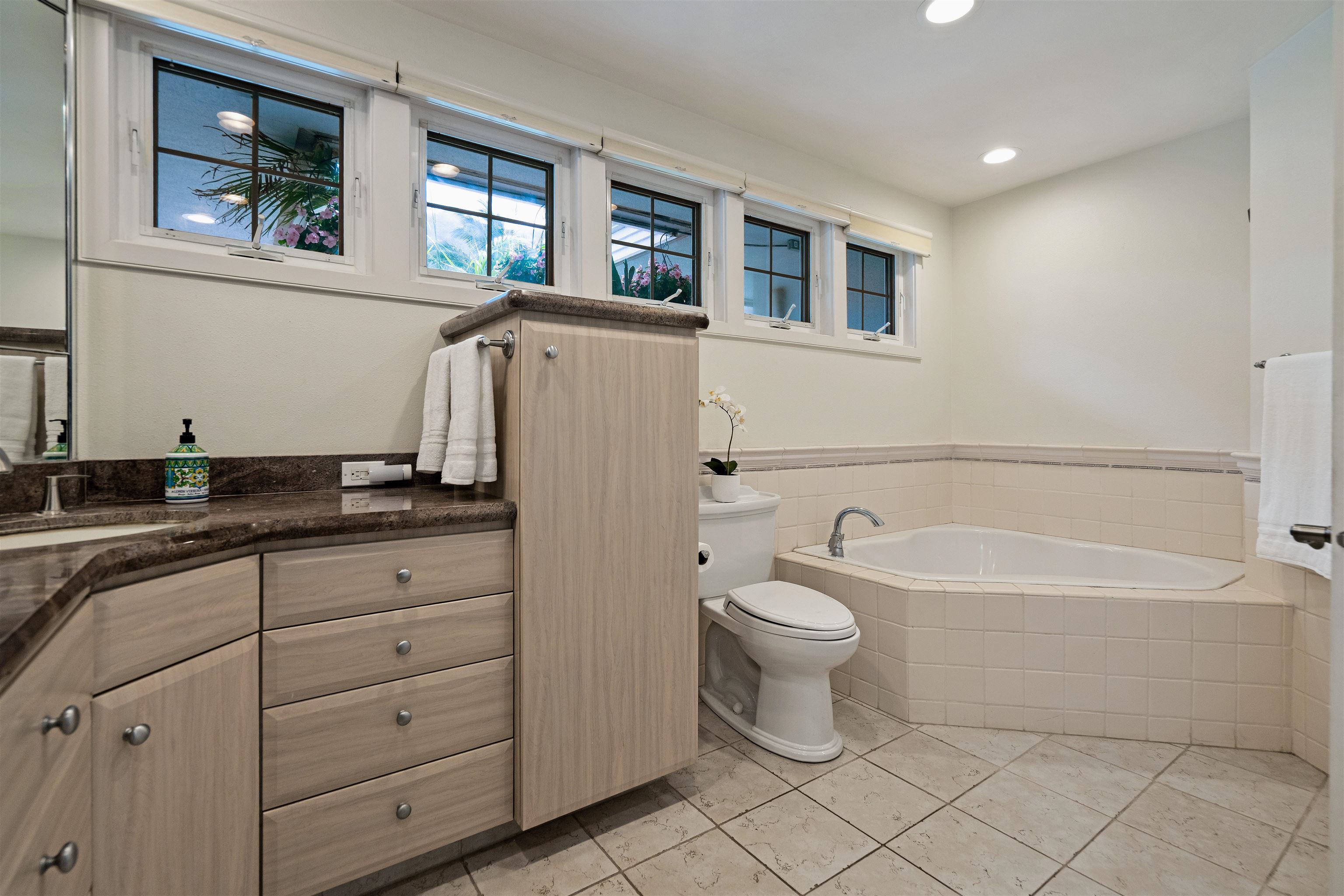 571  Alu Rd Wailuku Heights, Wailuku home - photo 14 of 48