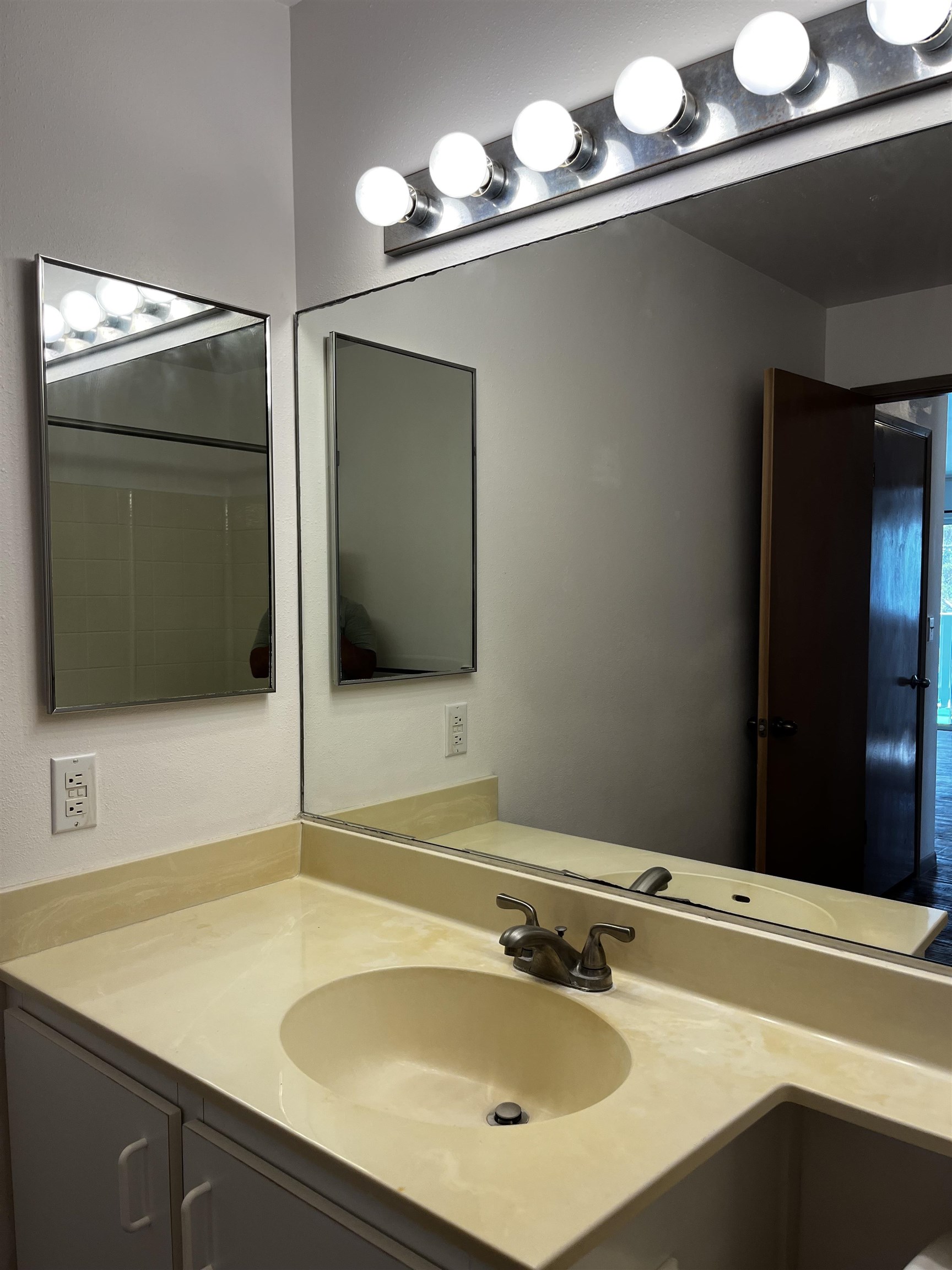 Kahului Ikena condo # 327, Kahului, Hawaii - photo 8 of 15