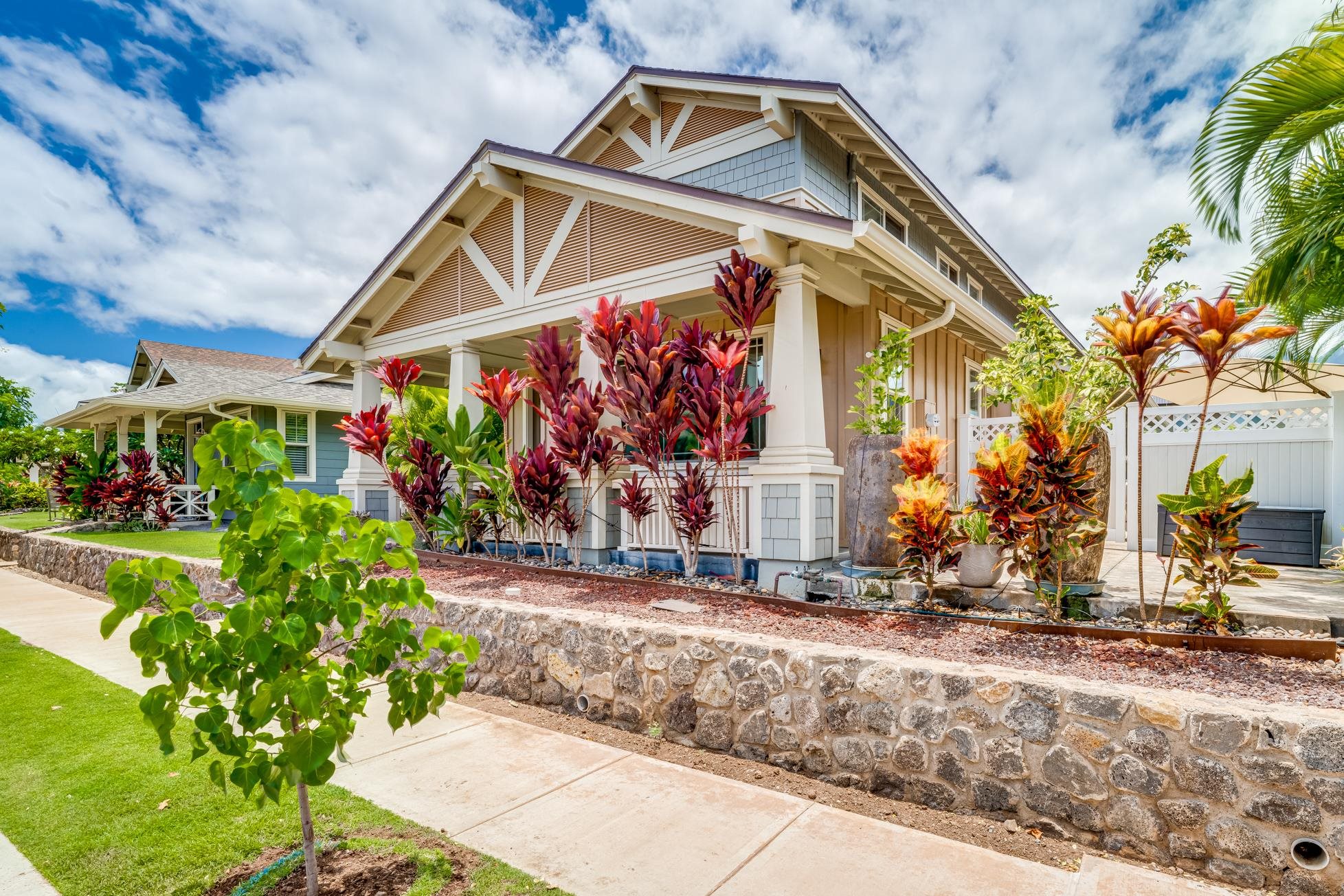 637  Hoe Kawele Ln , Lahaina home - photo 2 of 46