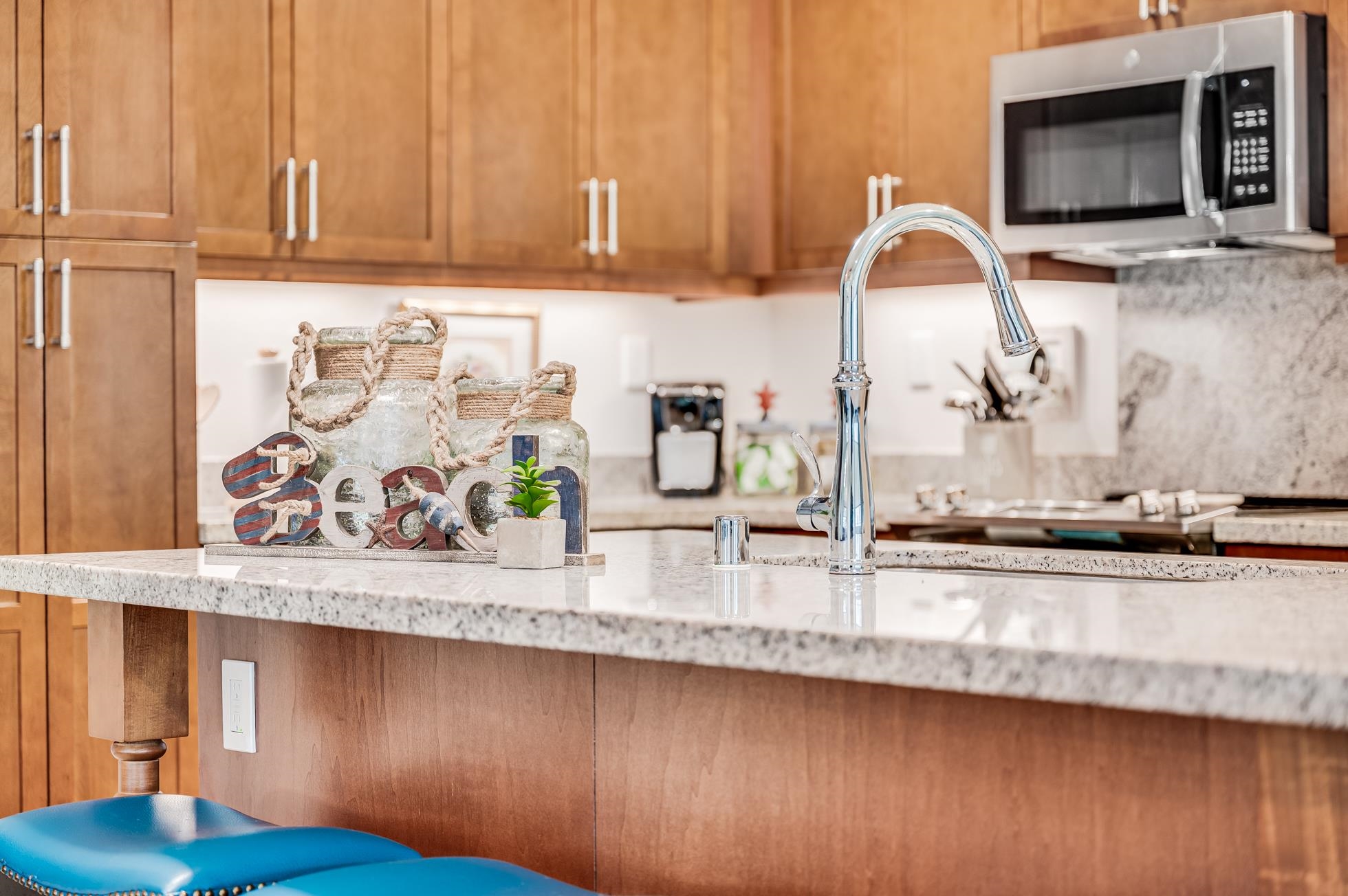 637  Hoe Kawele Ln , Lahaina home - photo 12 of 46