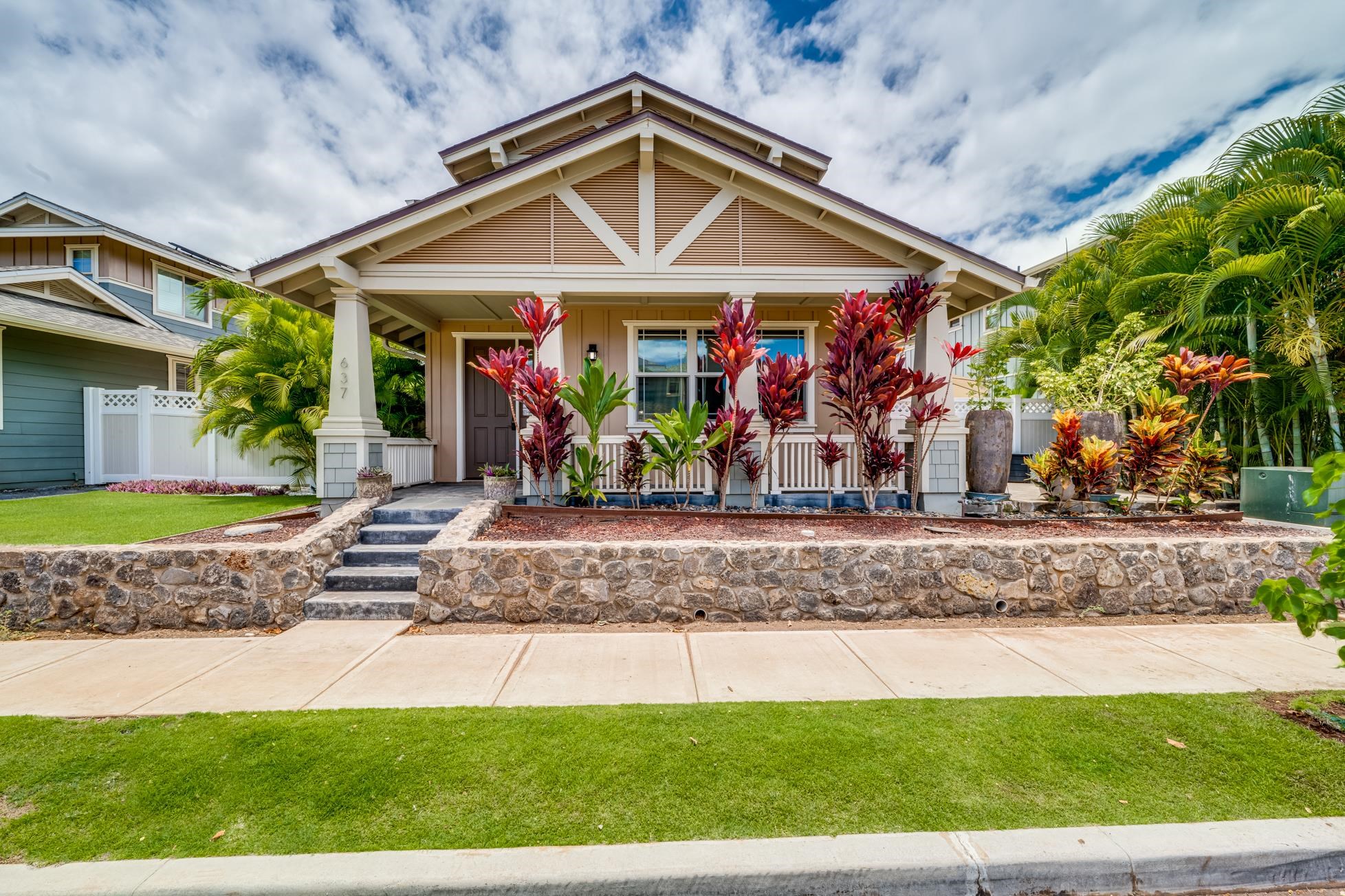 637  Hoe Kawele Ln , Lahaina home - photo 3 of 46