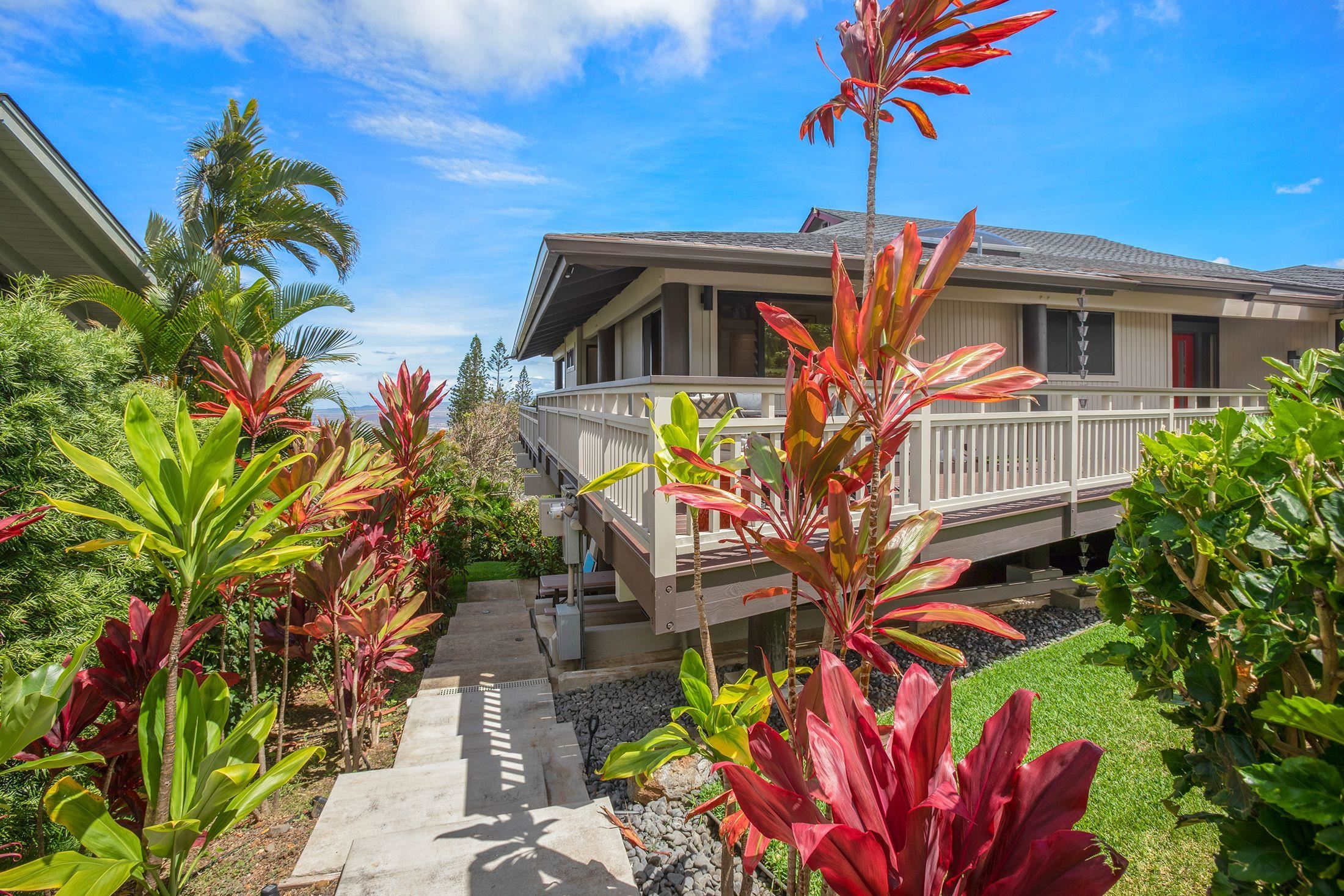 645  Mapuana Pl Wailuku Heights, Wailuku home - photo 2 of 50