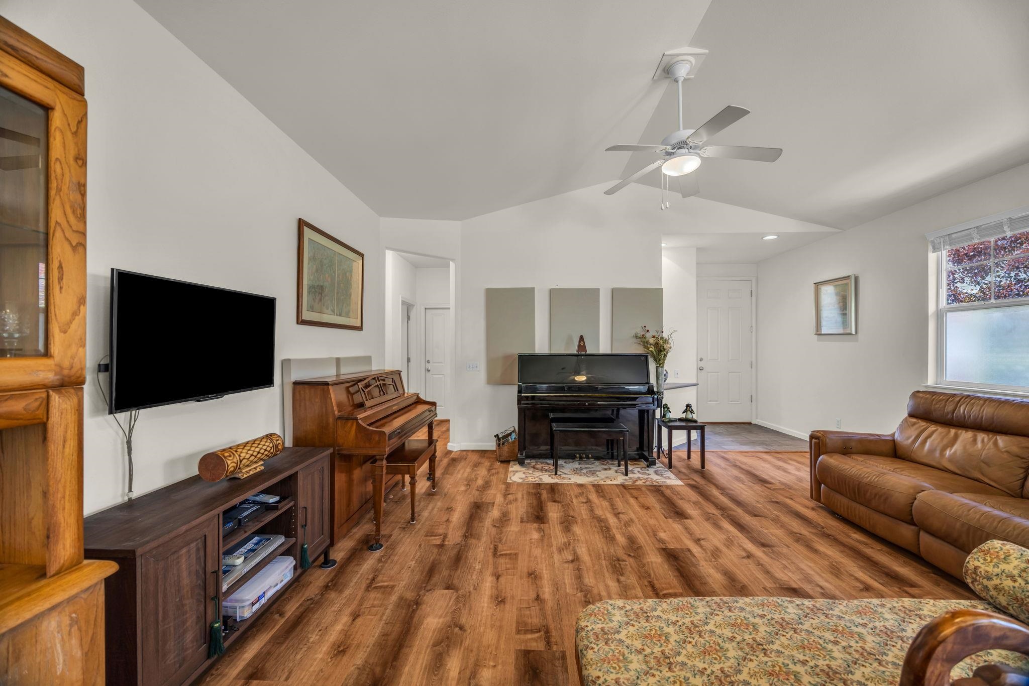 672  Komo Ohia St Komo Ohia, Wailuku home - photo 6 of 35