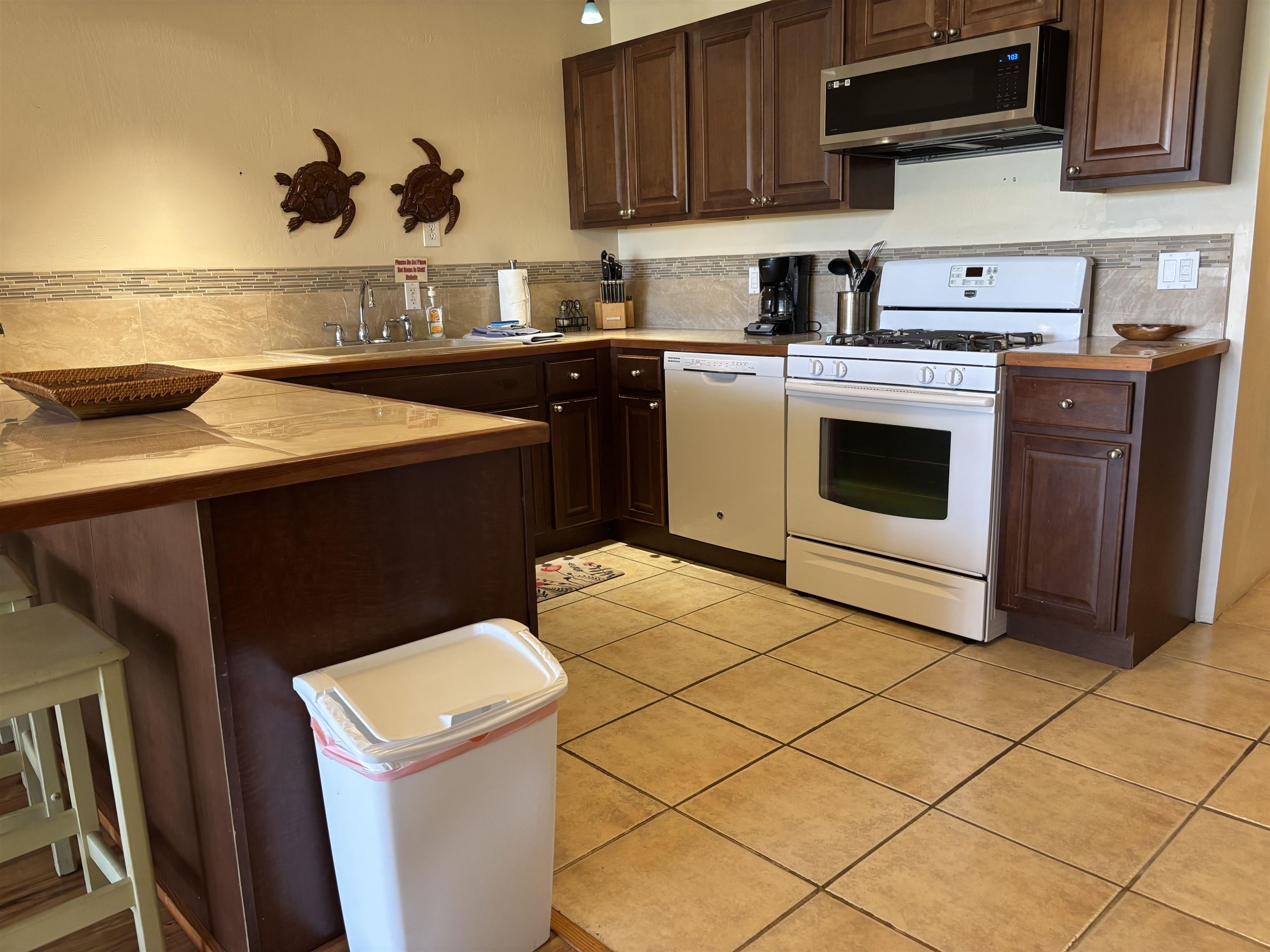 Wavecrest condo # B102, Kaunakakai, Hawaii - photo 11 of 17