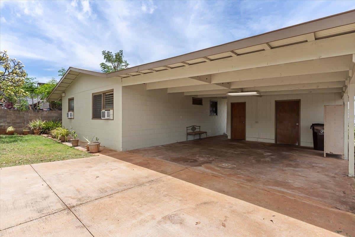 857  Hopoe St , Lahaina home - photo 6 of 40