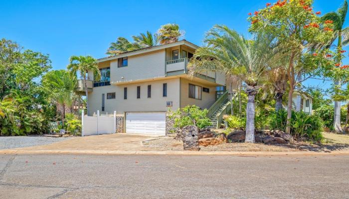 3863  Mahinahina St , Lahaina home - photo 1 of 42